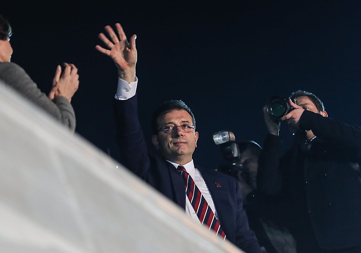 La justicia turca condena a dos años de cárcel e inhabilita al alcalde Estambul y principal opositor a Erdogan