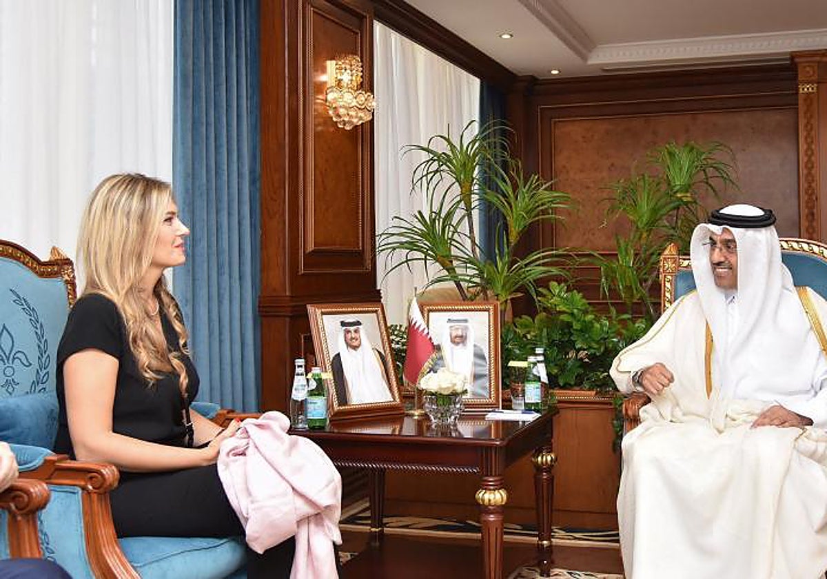 El ministro de Trabajo de Qatar habla con la ya exvicepresidenta del parlamento en octubre pasado