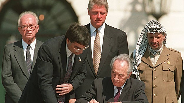 De izq. a der., Yitzhak Rabin, Bill Clinton, Shimon Peres y Yasser Arafat