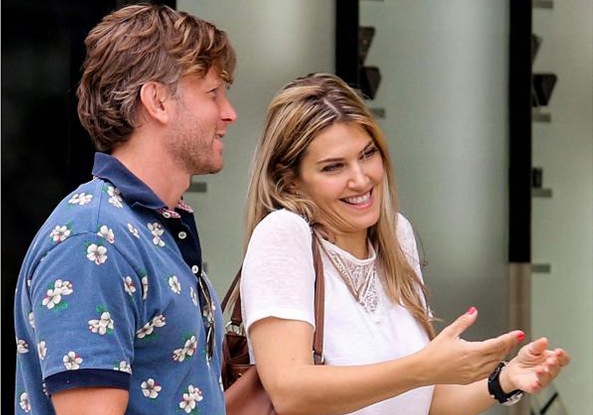 La ya exvicepresidenta griega del Parlamento Europeo, Eva Kaili (derecha), y su pareja, Francesco Giorgi