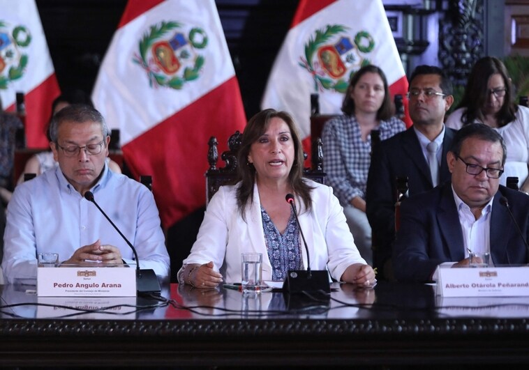 La presidenta del Perú insiste en que no renunciará y se arropa en las Fuerzas Armadas y en la Policía