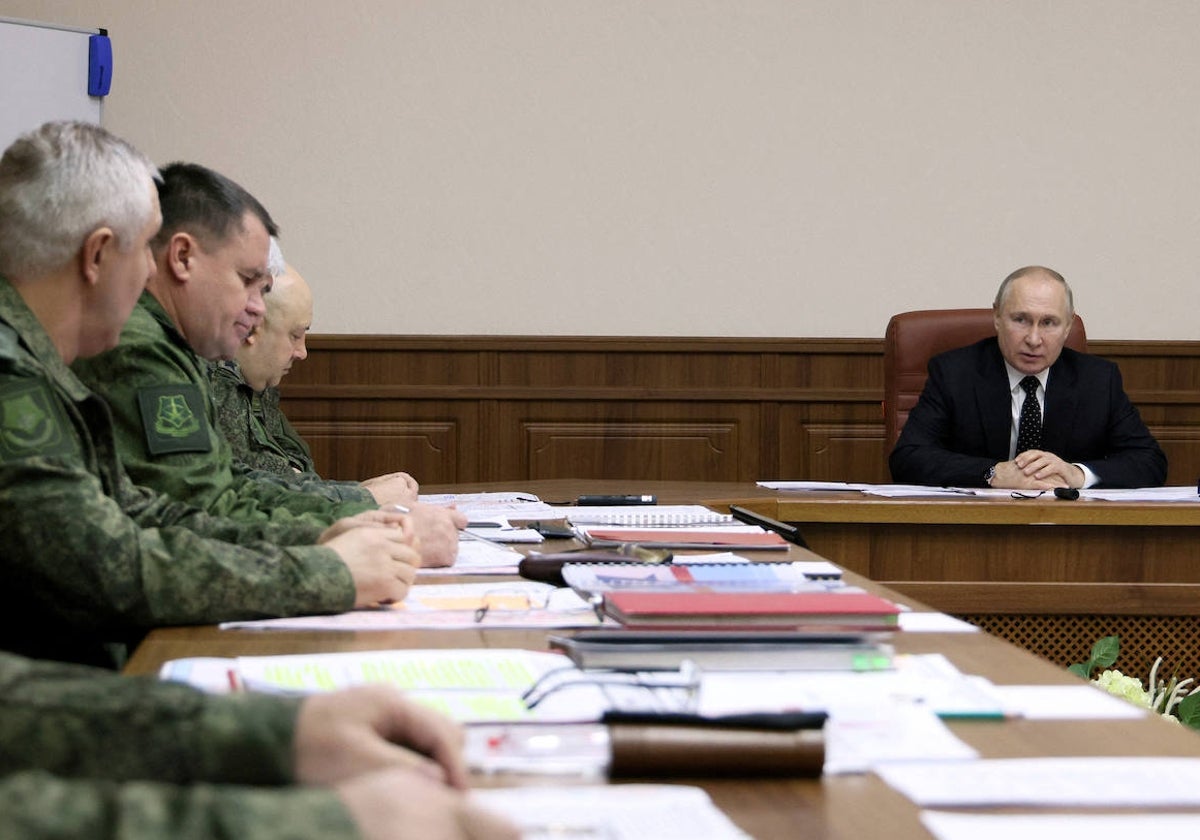Putin se reúne con los altos mandos militares de la operación rusa en Ucrania