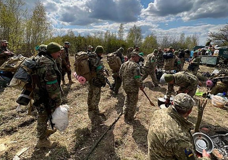 La dura historia de Anastasia Blyshchyk, la periodista que se unió al ejército de Ucrania para honrar a su prometido, muerto en el frente