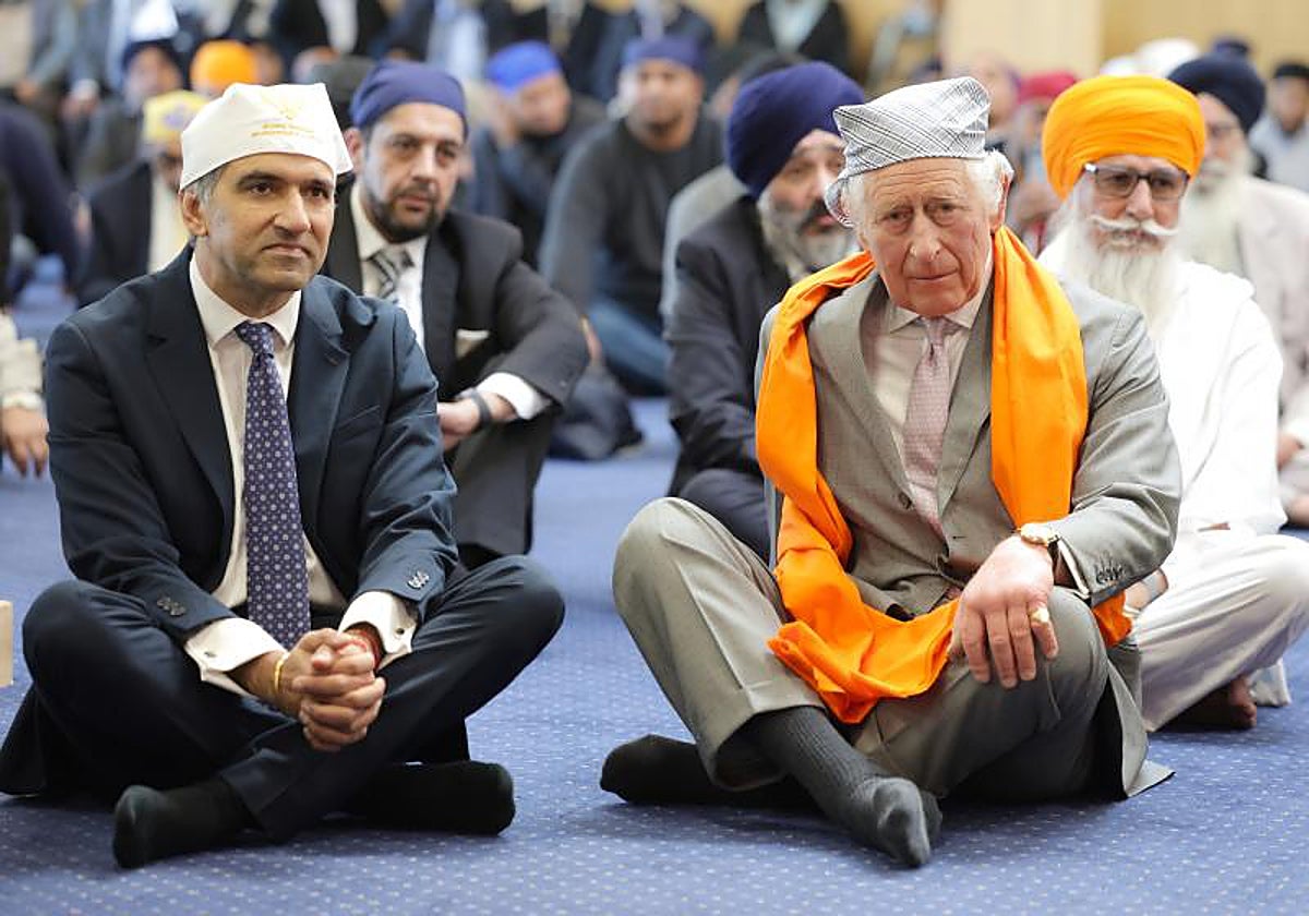 Carlos III inaugurando un templo de la comunidad Shik en 2022