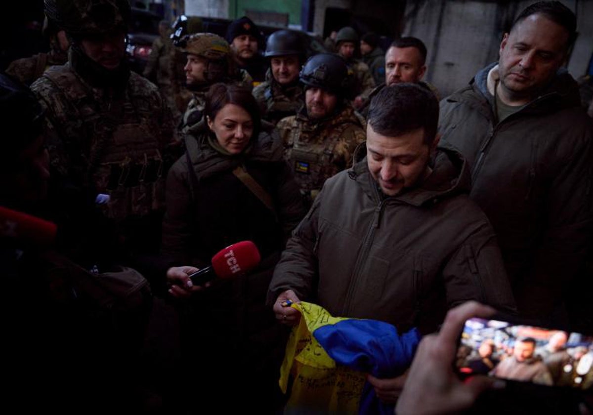 El presidente de Ucrania en su visita de hoy a las fuerzas ucranianas en el frente oriental