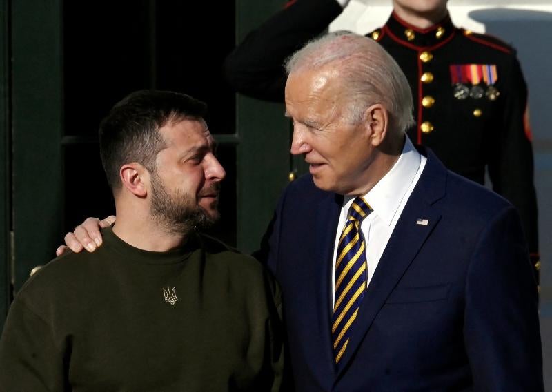 Plano cercano de los dos presidentes en la entrada de la Casa Blanca