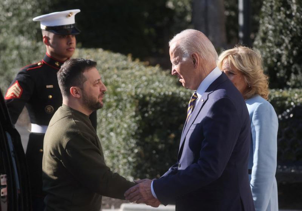 Volodímir Zelenski saluda al presidente Biden y a Jill Biden, la primera dama de Estados Unidos, en la casa Blanca