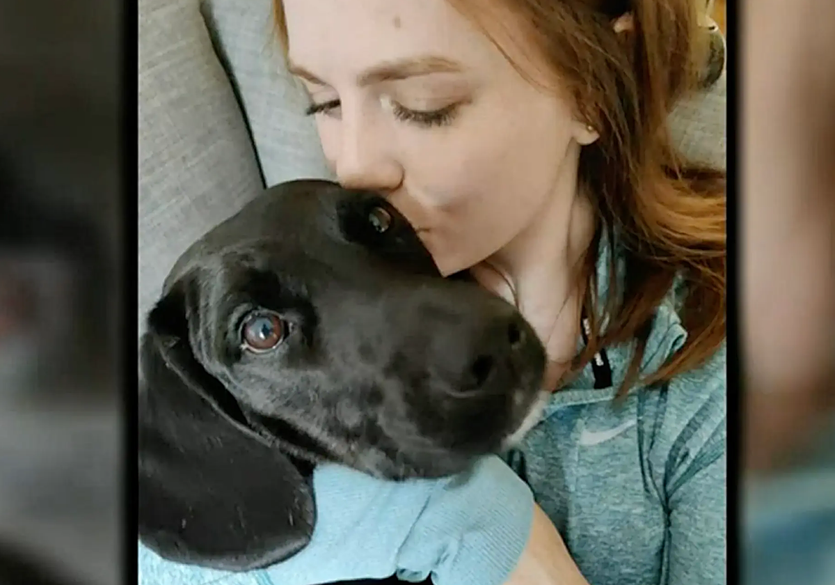 Madison Miller, junto a su perra, Bluebell