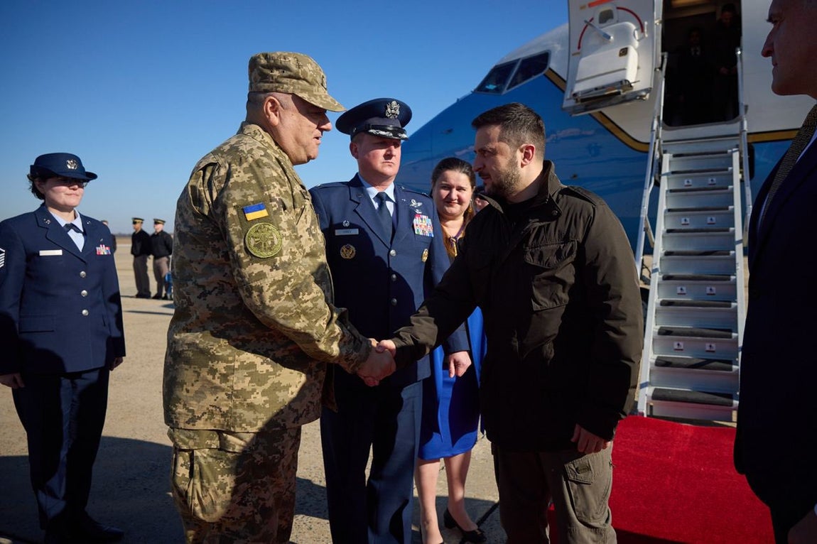 Volodímir Zelenski, a su llegada a Estados Unidos, donde aterrizó en la base aérea de Andrews, a las afueras de Washington