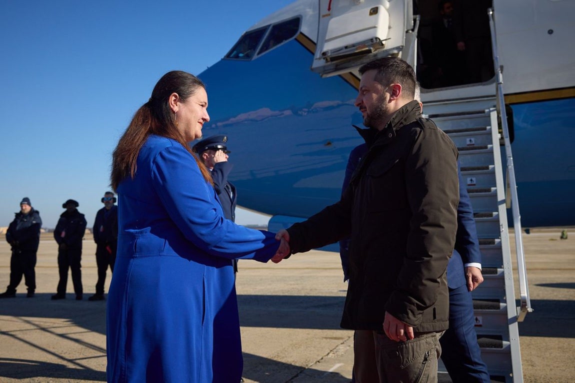 Zelenski, en la base área de Andrews, a las afueras de Washington, saludando a Oksana Makarova, la embajadora de Ucrania en Estados Unidos