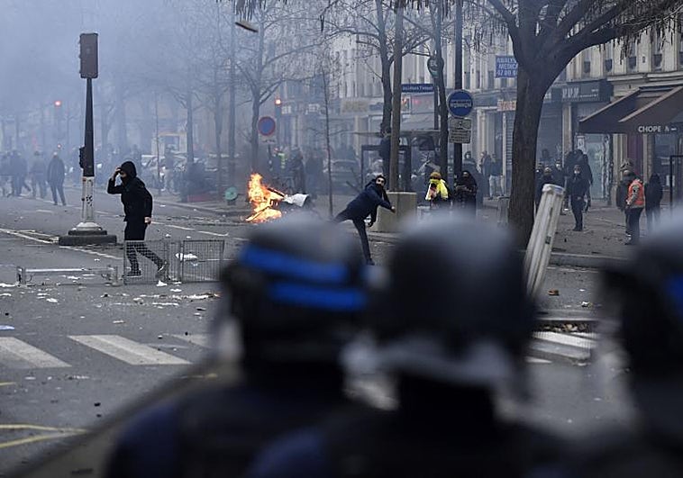 El sospechoso de matar a tres kurdos en París dice que actuó por racismo