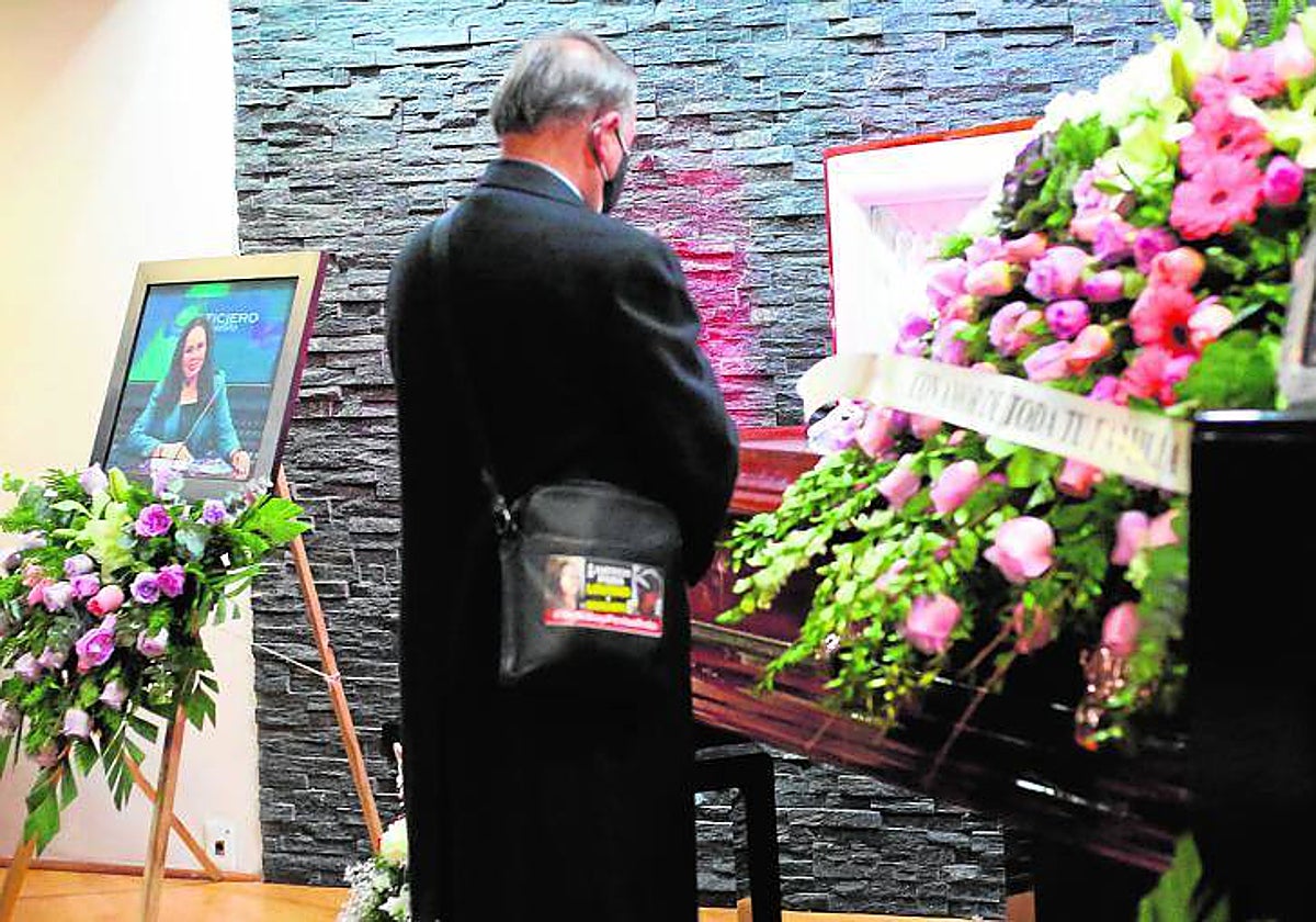 Un periodista junto al ataúd de Lourdes Maldonado, asesinada en Tijuana