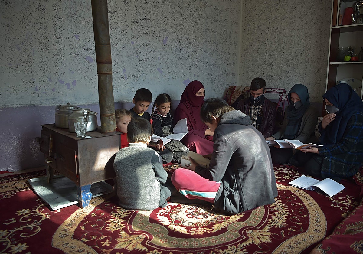 Una familia estudia en casa, después de que los talibanes prohibiesen a las mujeres acceder a estudios superiores