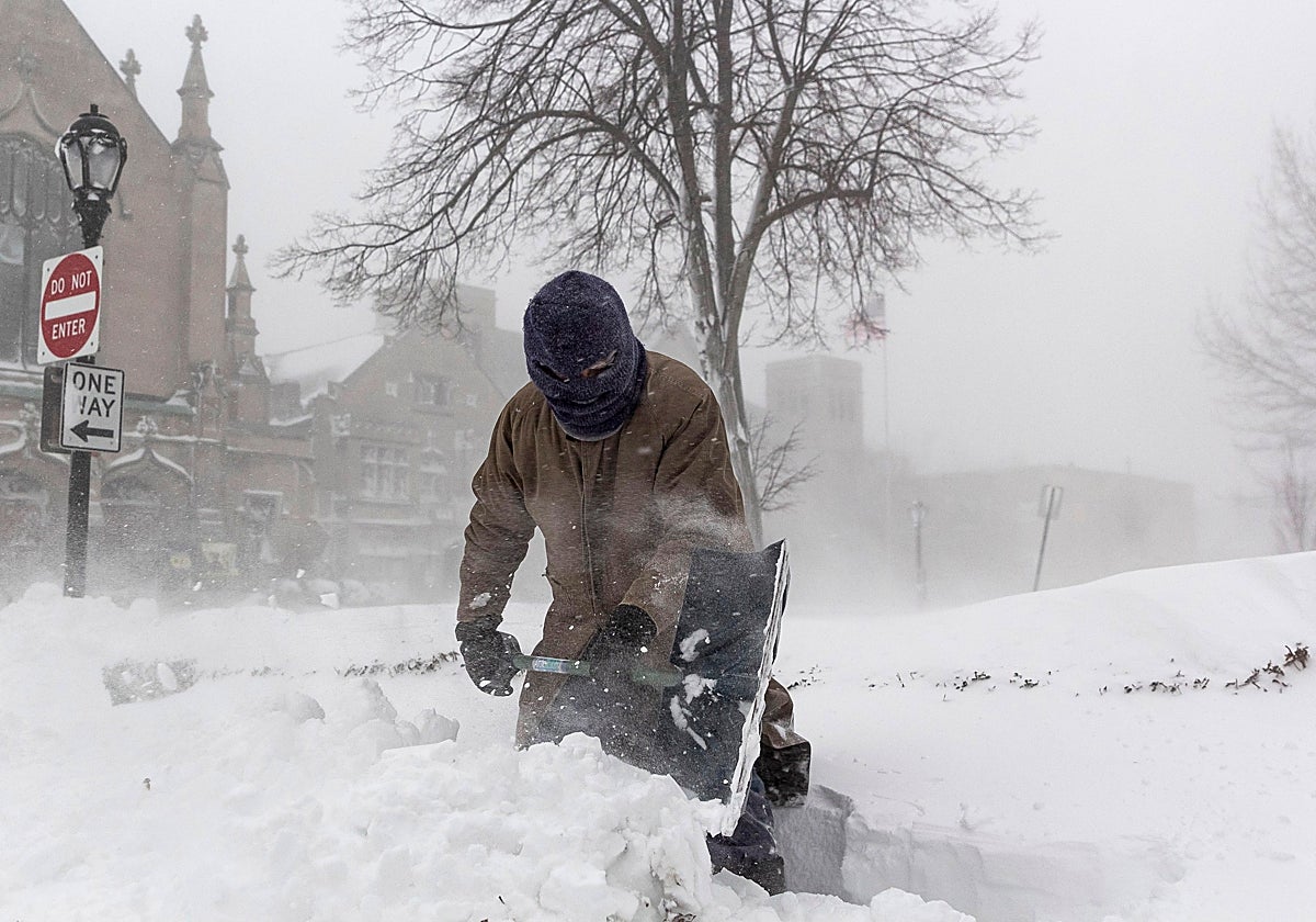 Un hombre retira nieve con una pala durante una tormenta invernal que afecta a gran parte de Estados Unidos, en Buffalo, Nueva York