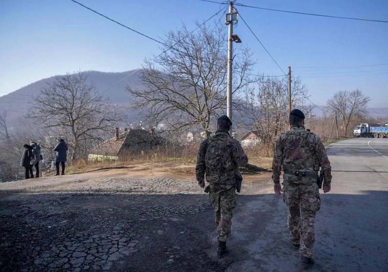 Aumenta el miedo a un conflicto armado: Serbia pone a sus tropas en estado de alerta por las tensiones con Kosovo