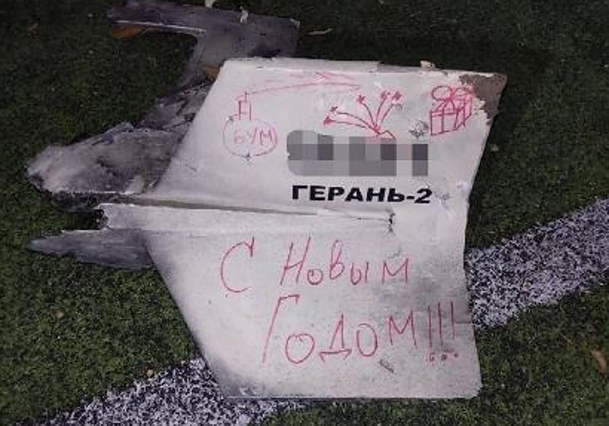 Resto del dron ruso derribado con el mensaje literal de «Feliz Año Nuevo»