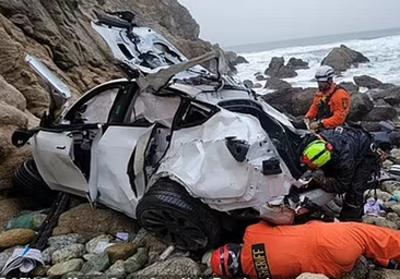 Un hombre intenta matar a su toda su familia precipitando su Tesla por un acantilado, pero todos sobreviven milagrosamente