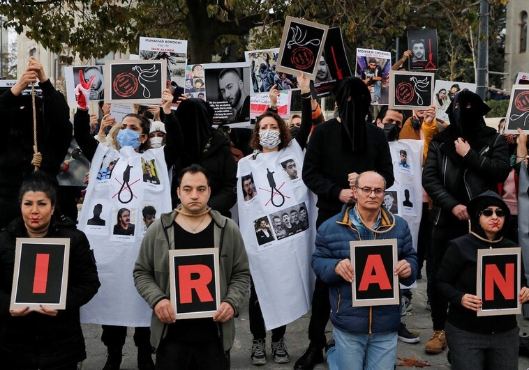 Un grupo de personas protesta en Estambul contra el régimen iraní y las ejecuciones