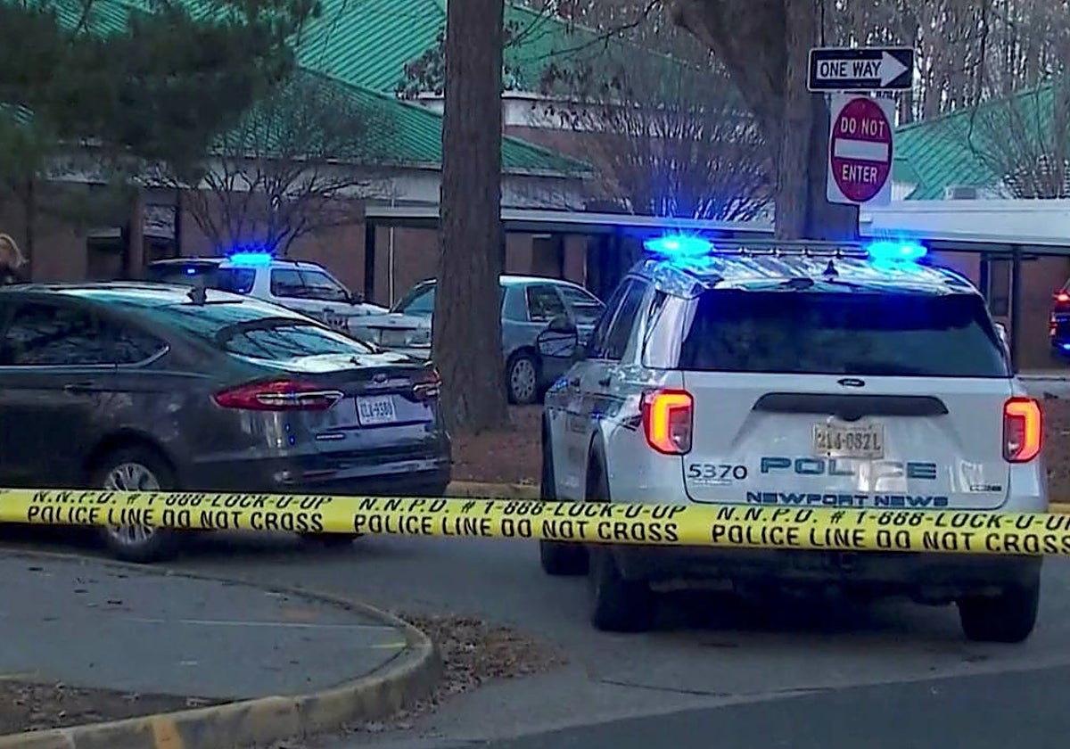Varios coches de Policía en los alrededores del colegio donde se produjeron los hechos