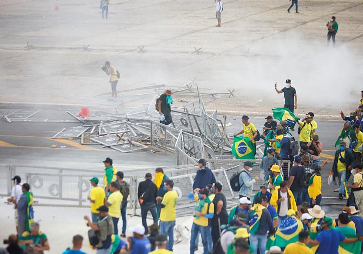 Los seguidores de Bolsonaro avanzan en una tarde de asaltos