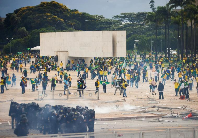 Seguidores de Bolsonaro asaltan las instituciones