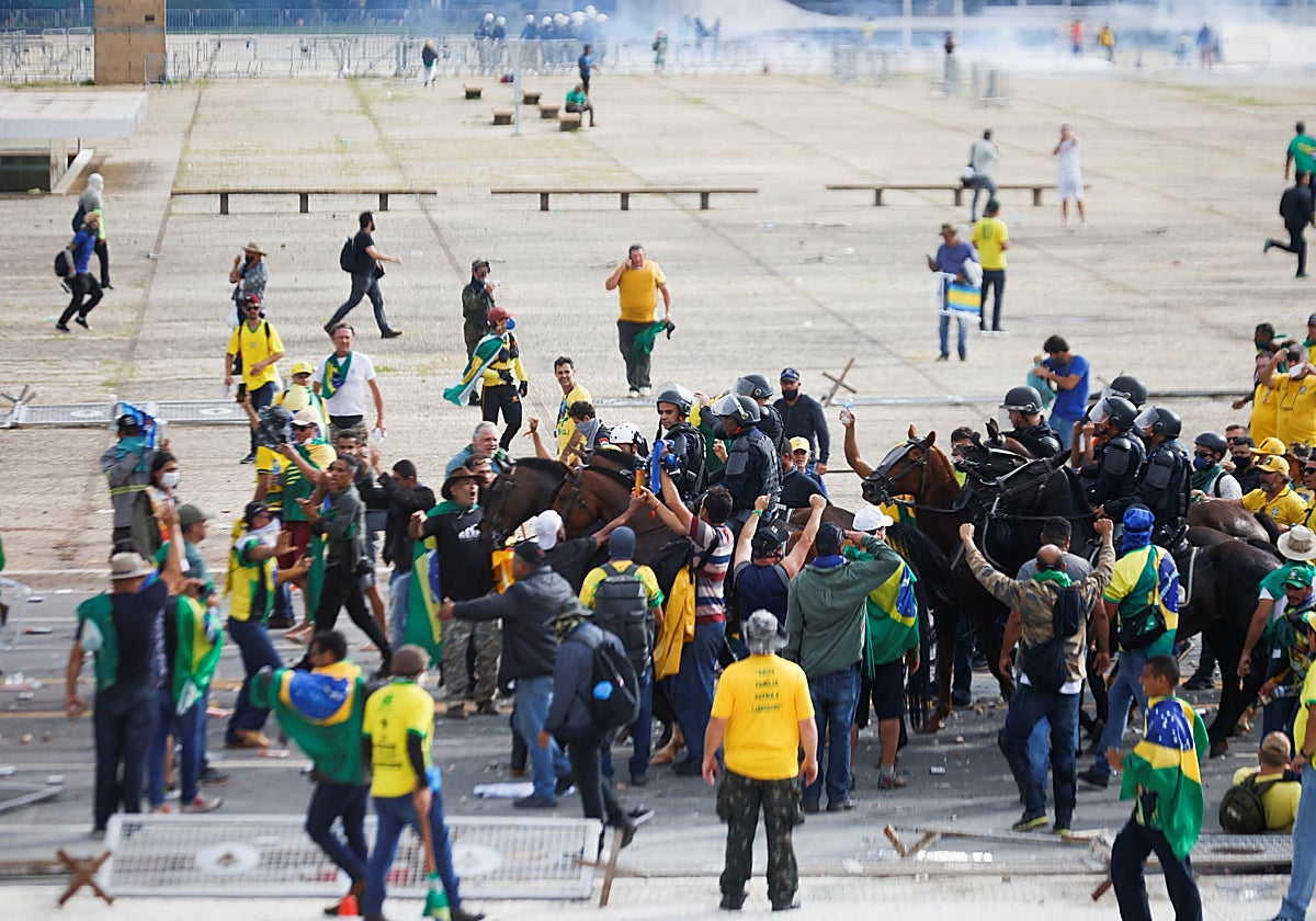Momento de la trifulca entre bolsonaristas y las fuerzas armadas brasileñas