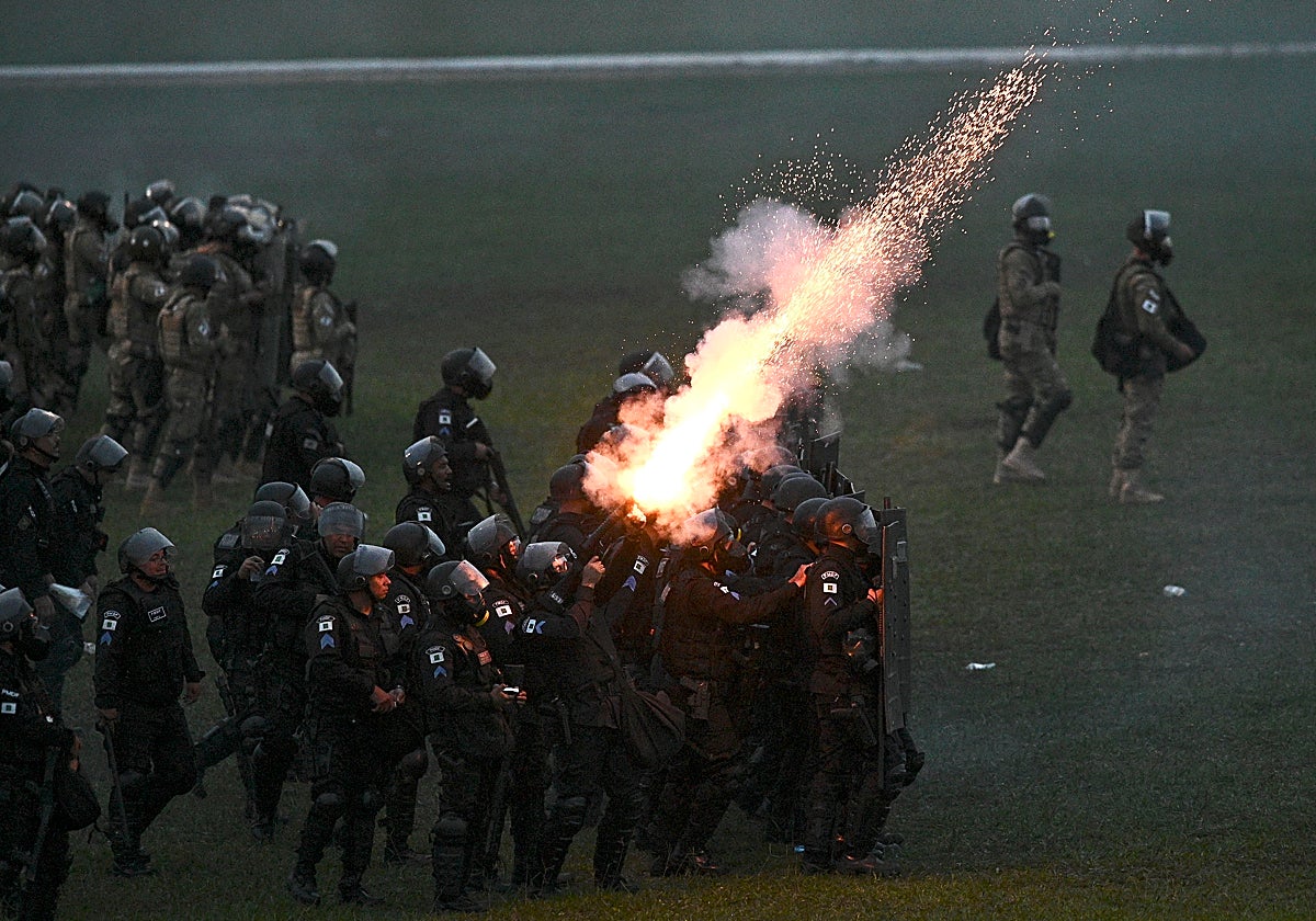 Policía tratando de entrar en el Palacio del Planalto