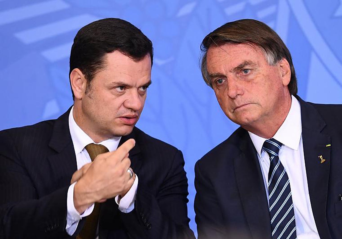 Bolsonaro (izd.) y el destituído jefe de la Policía Federal de Brasilia (dcha.)