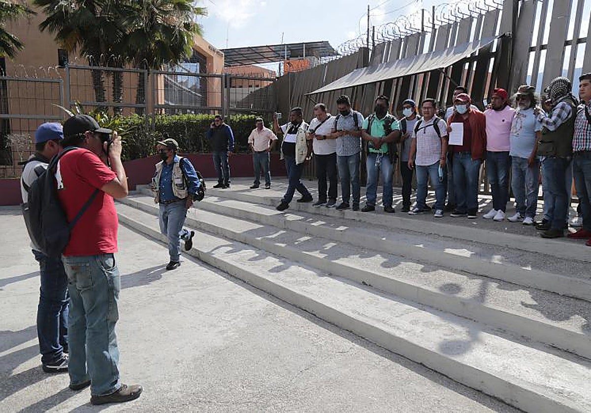 Periodistas protestan hoy, al exterior de la Fiscalía General de la República, en el municipio de Chilpancingo, en el estado de Guerrero (México)