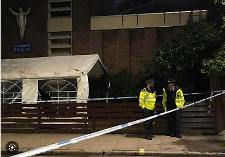 Policias, junto al cordon police delante de la iglesia