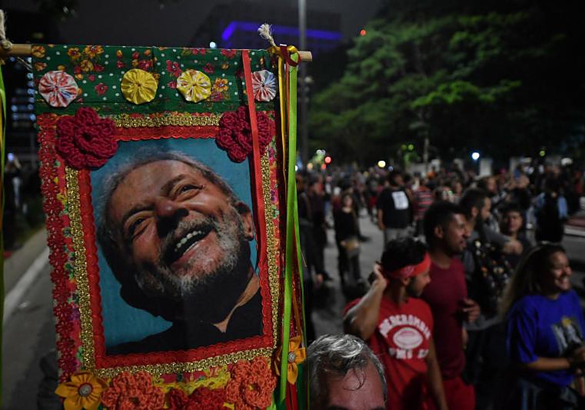 Integrantes de movimientos sociales protestan en defensa de la democracia en Sao Paulo