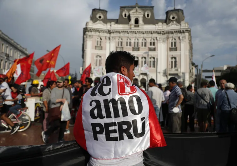 Decenas de miles de peruanos llegan a Lima para pedir la renuncia de Boluarte