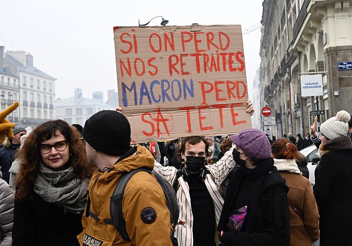 «Si perdemos nuestras pensiones, Macron pierde la cabeza», sostiene un hombre durante la protesta francesa