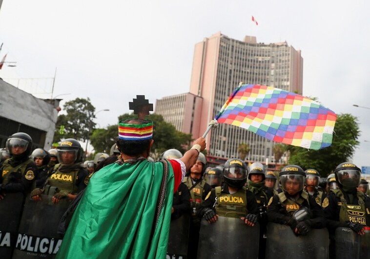 La Policía peruana detiene a más de 200 personas tras desalojar la principal universidad de Lima de manifestantes