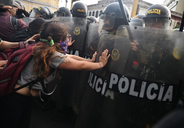 Las protestas se agravan tras el desalojo de los manifestantes acampados en la principal universidad de Lima