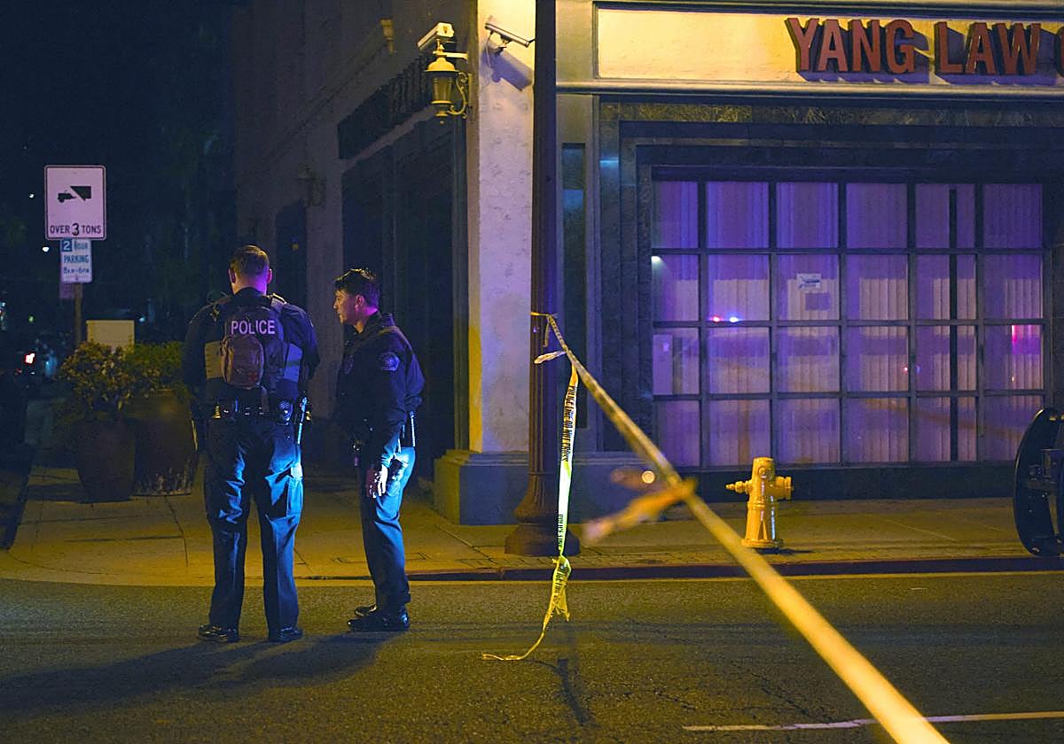 La Policía acude al local donde ha ocurrido el tiroteo en Los Ángeles