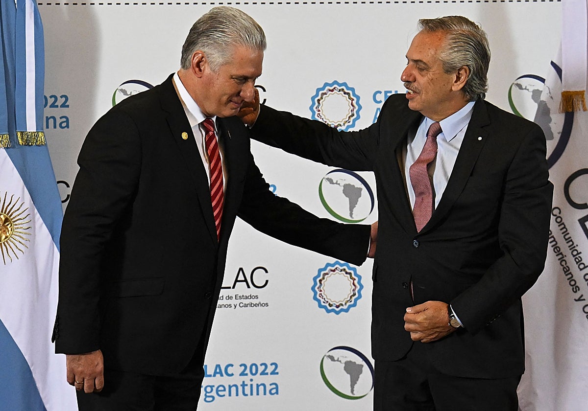 El presidente Alberto Fernández (derecha) saluda a su homólogo cubano, Miguel Díaz-Canel