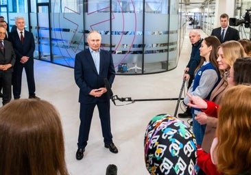 Putin clava su bandera en Sudáfrica al realizar maniobras conjuntas en la costa este del país