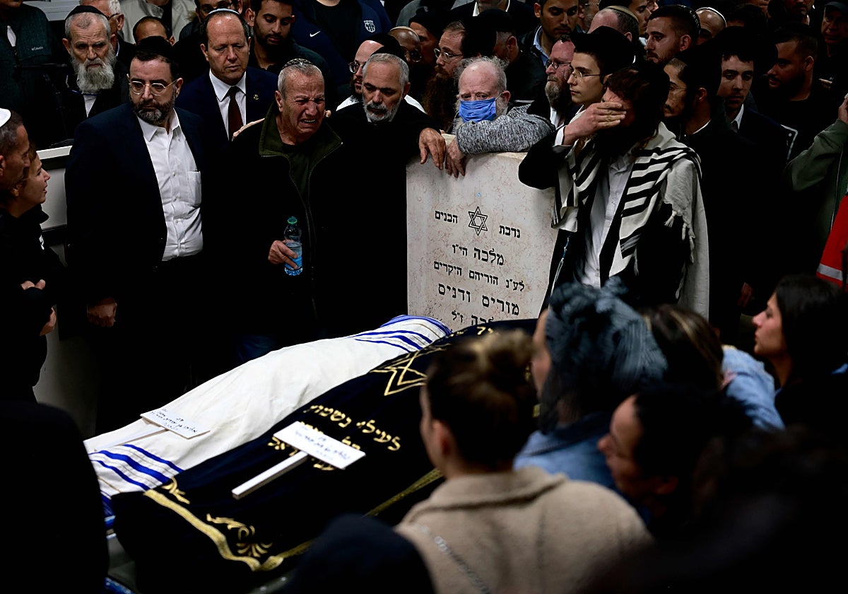 funeral de Eli Mizrahi y su esposa, Natalie, víctimas de un tiroteo en el este de Jerusalén este viernes