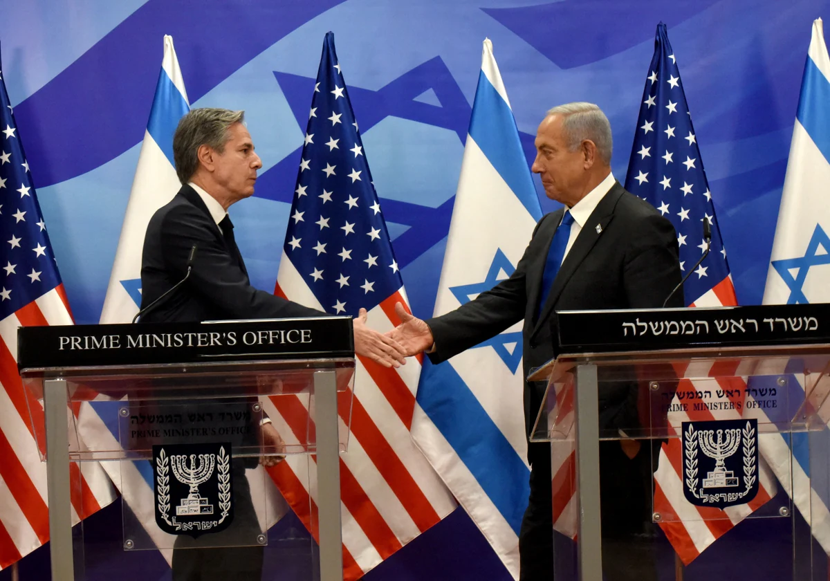 El secretario de Estado de EE.UU., Antony Blinken (izquierda), estrecha la mano del primer ministro israelí, Benjamin Netanyahu, este lunes