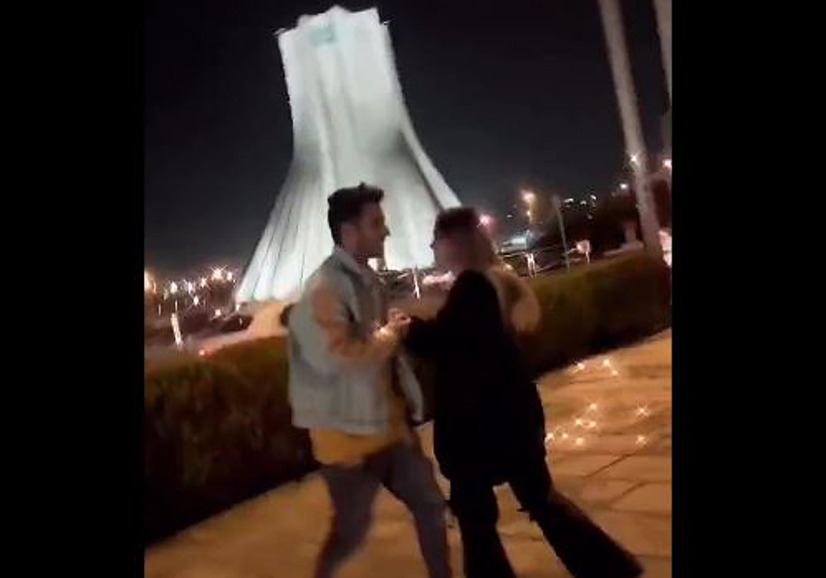Fragmento del vídeo donde dos jóvenes aparecen bailando en la plaza Azadi