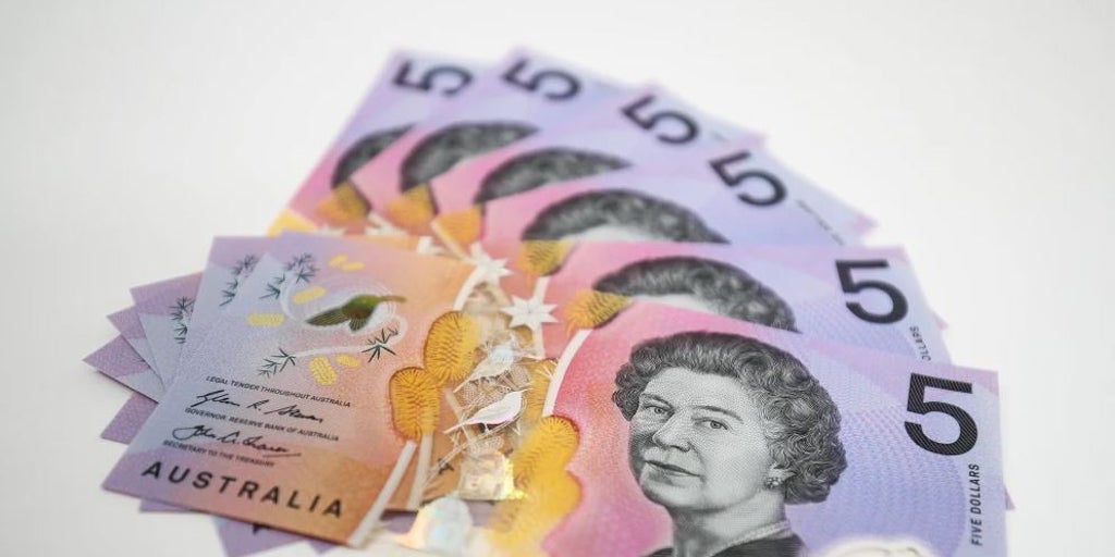 Intercambio de Australia con Carlos III y la Monarquía Británica por los aborígenes además billetes de 5 dólares