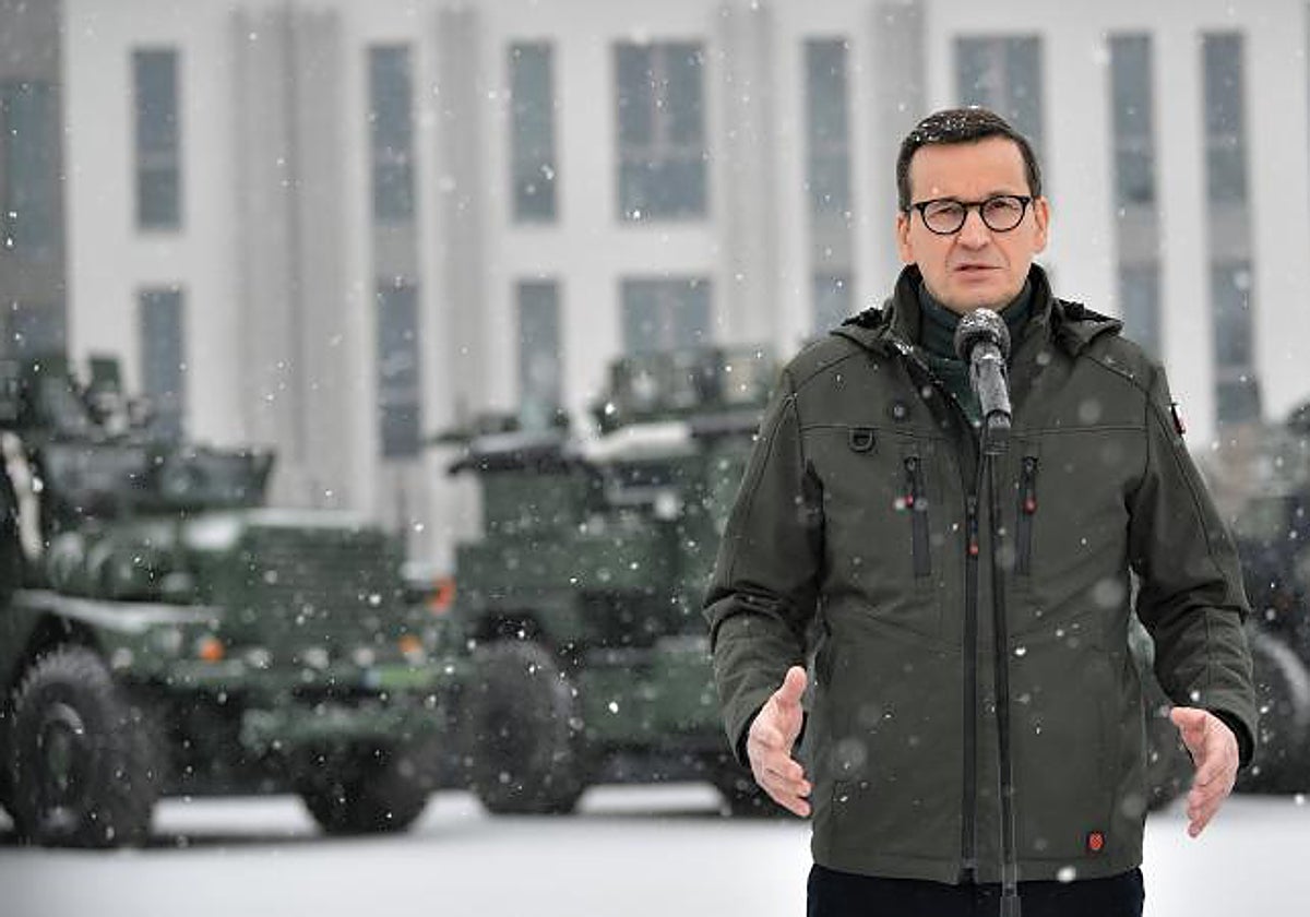 El Primer Ministro polaco Mateusz Morawiecki asiste a una rueda de prensa durante su visita a la 18ª División Mecanizada en Siedlce