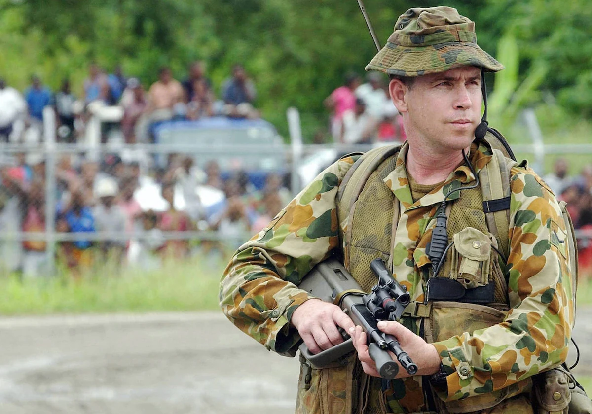 Un soldado australiano en uno de los aeropuertos de las islas Salomón