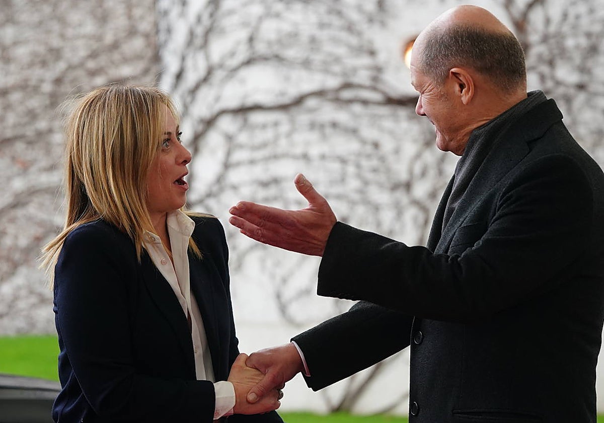 La primera ministra italiana, Giorgia Meloni, saluda en Berlín al canciller alemán, Olaf Scholz