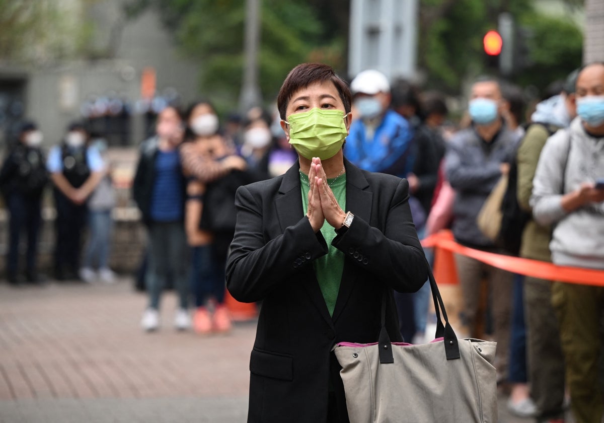 La ex concejala de distrito y demócrata Helena Wong hace un gesto cuando llega a su juicio como una de las 47 en la corte de Hong Kong