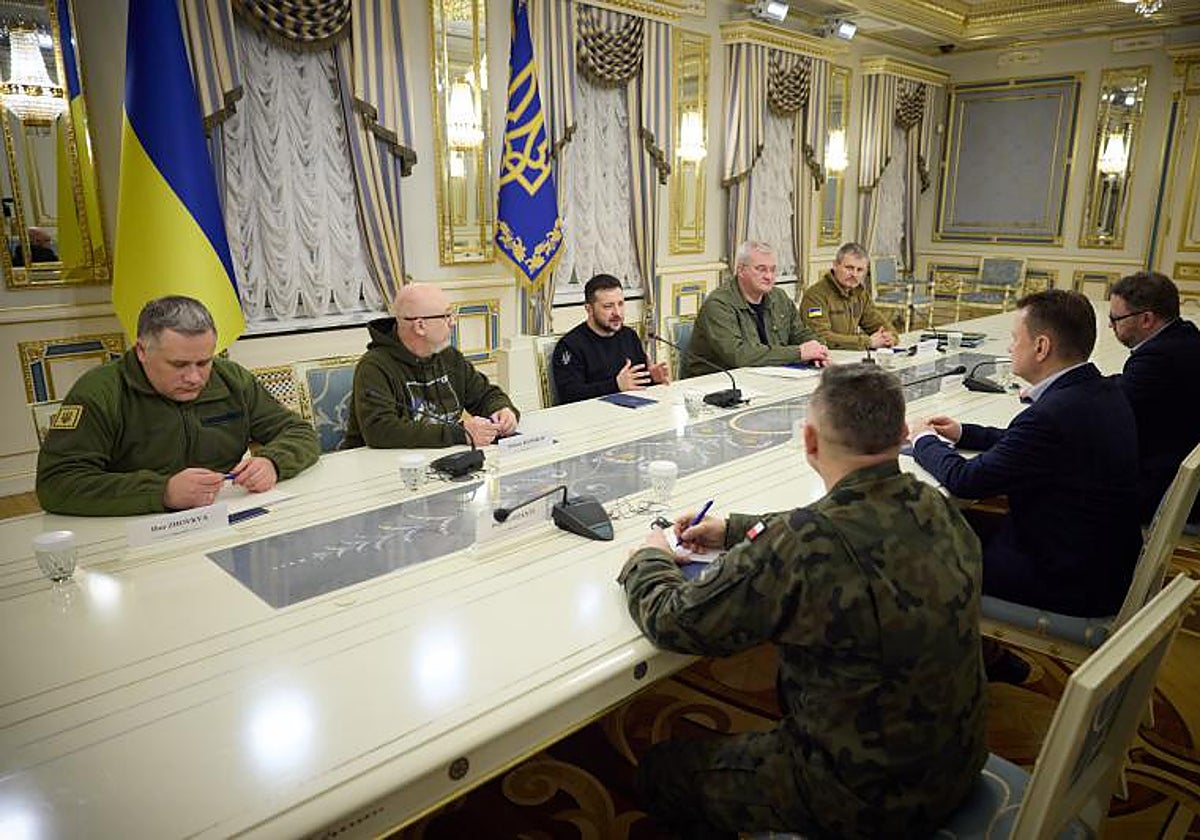 Reznikov, a la derecha del presidente ucraniano Zelenski