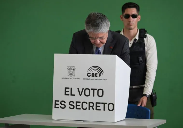 Lasso admite su revés electoral en Ecuador y el triunfo del 'correísmo' en el referéndum