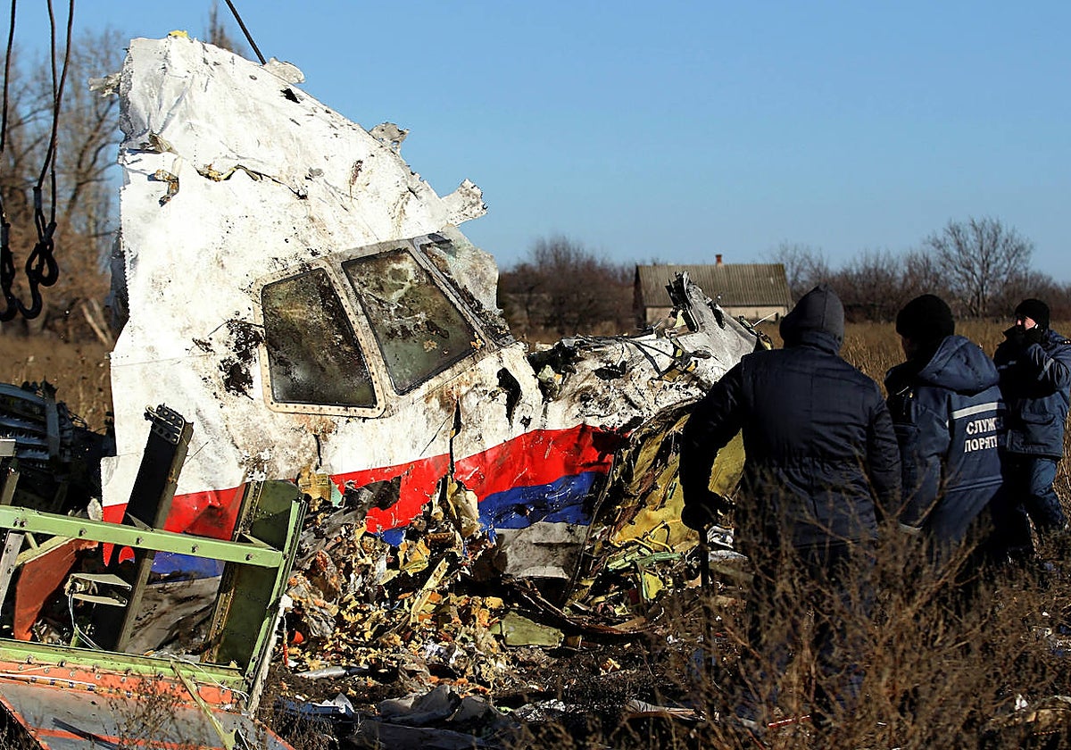 Restos del vuelo MH17 que fue derribado en Ucrania