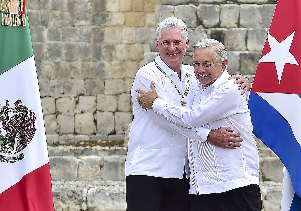 Díaz-Canel y López Obrador se abrazan en Edzná